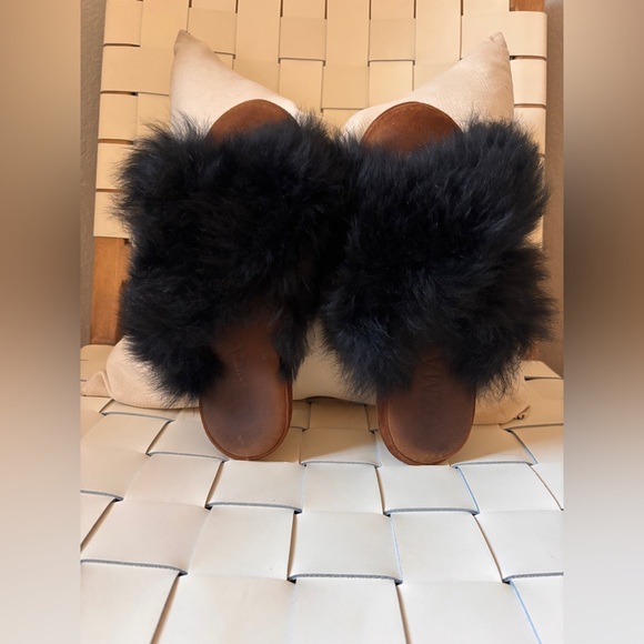OZMA Women's Black Baby Alpaca Furry Slippers Small - Picture 2 of 6